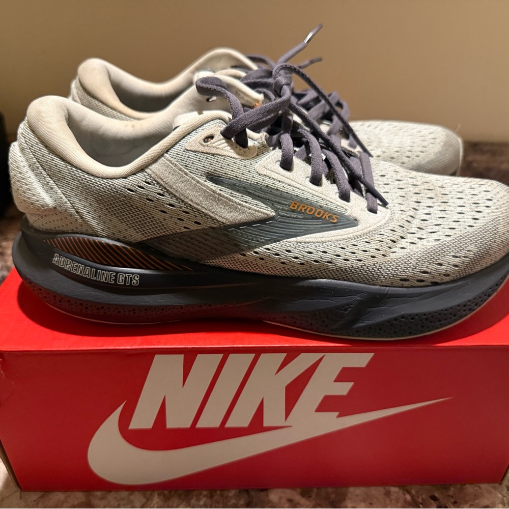 Brooks Men's Athletic Shoes - Gray and Black